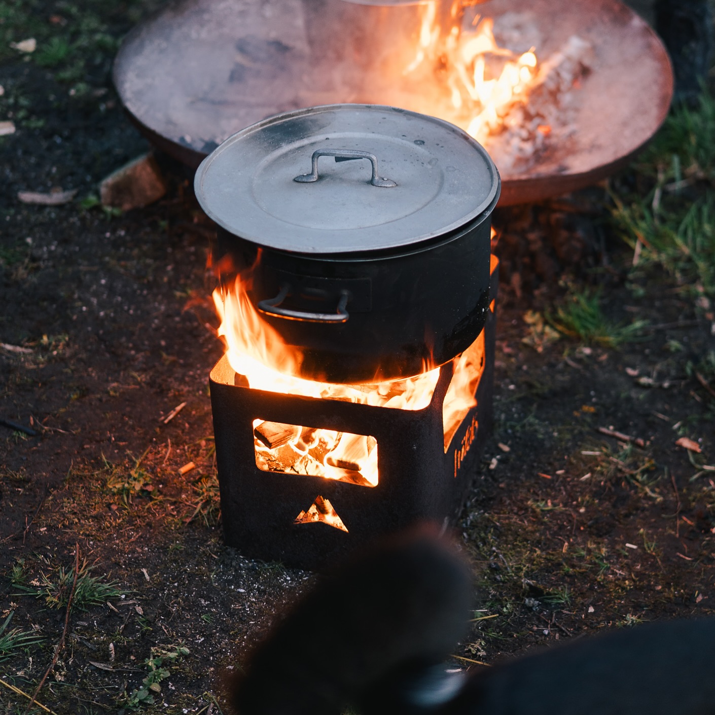 Something is cooking 🥘 
#wildr #campfire #food #bushcraft #camp #basecamp #camplife #survival #wildplukken #lekker