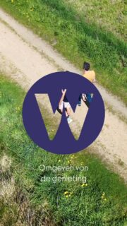 Look, look, look en look … of … 

Look-zonder-look (Alliaria petiolata) is een algemeen voorkomende plant die behoort tot de kruisbloemenfamilie. Binnen de kruisbloemenfamilie is de soort gemakkelijk te herkennen aan de witte bloemen, het blad en de geur. Na het wrijven van een blad komt er een geur vrij die volgens sommigen op uien lijkt, maar door de meeste mensen als knoflook wordt aangeduid. De plant dankt hieraan ook zijn naam; het ruikt naar look maar is botanisch niet verwant aan look

#natuur #wildplukken #omgevenvandegenieting #bos #bosbaden #lookzonderlook #lekker #kruid #plant #kennisopdoen #flora